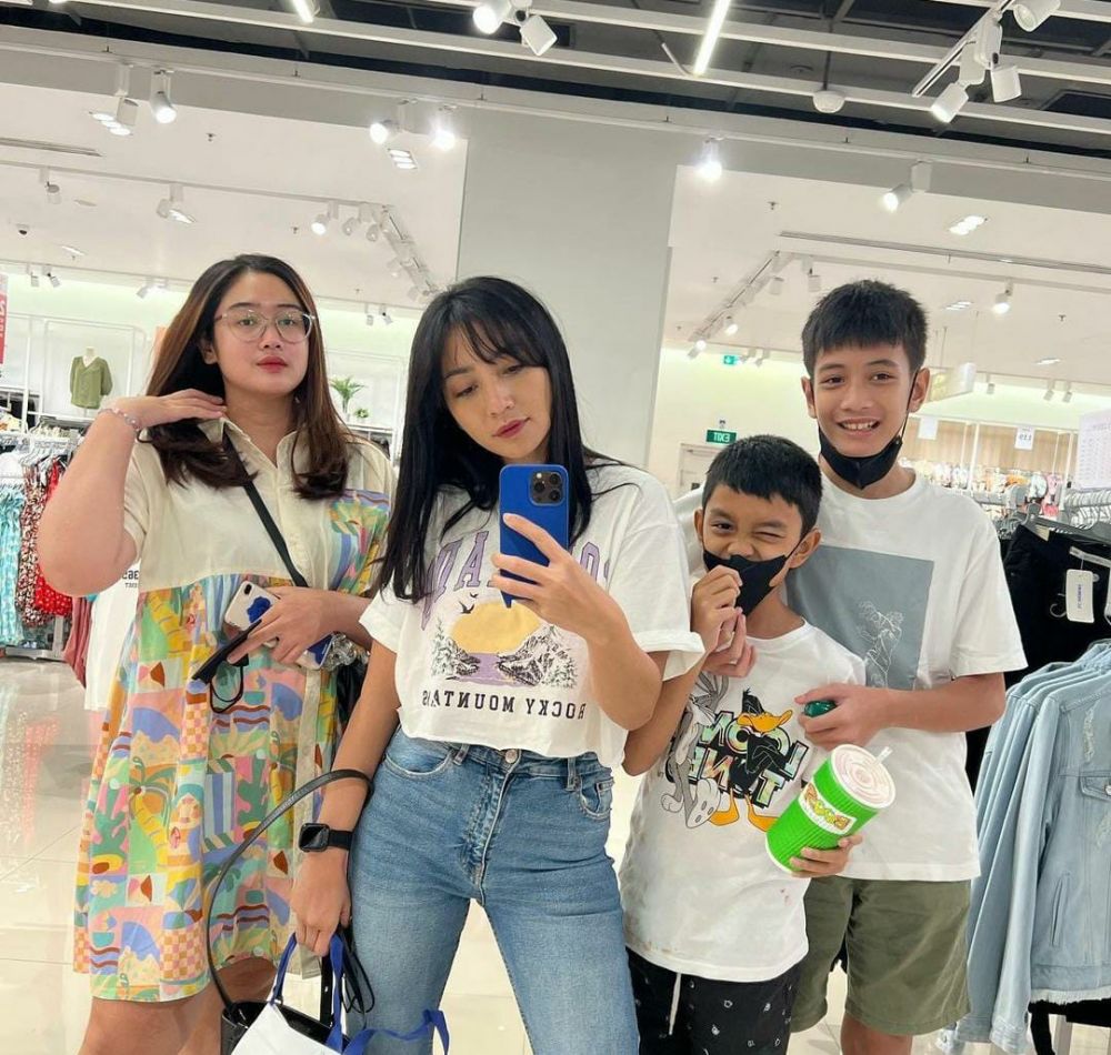 Potret kompaknya bak kakak adik, ini 9 momen kebersamaan Hesti Purwadinata bareng putra sulung