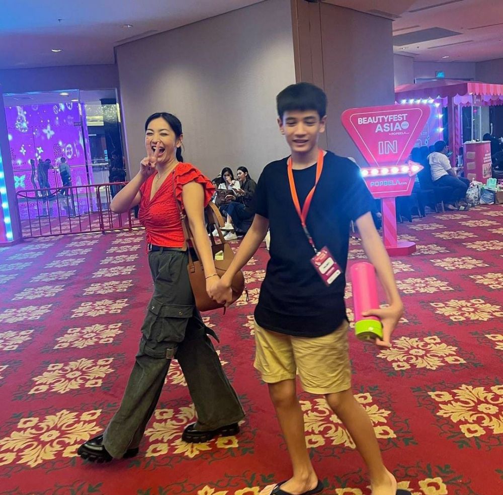 Potret kompaknya bak kakak adik, ini 9 momen kebersamaan Hesti Purwadinata bareng putra sulung