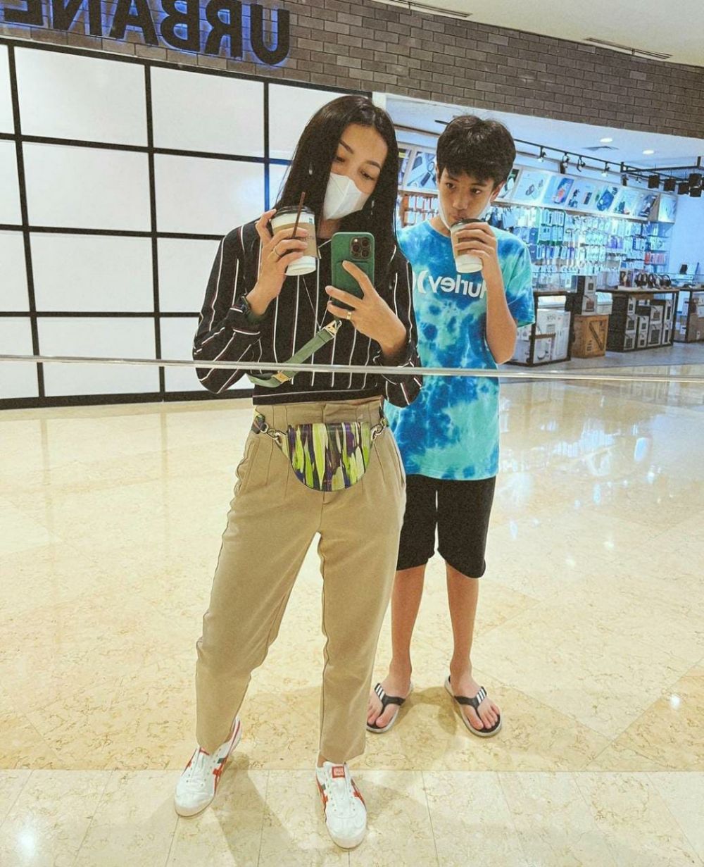 Potret kompaknya bak kakak adik, ini 9 momen kebersamaan Hesti Purwadinata bareng putra sulung
