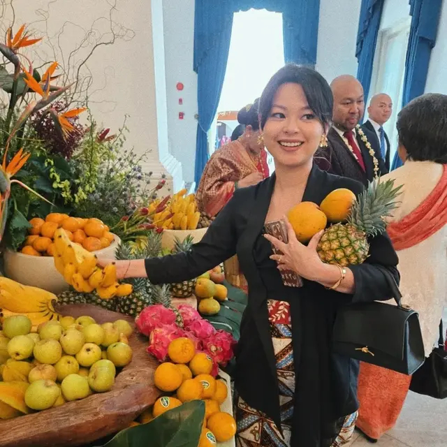 Potret cucu Bung Hatta berkebaya hitam dan batik untuk pemakaman saat upacara di Istana, apa maknanya?