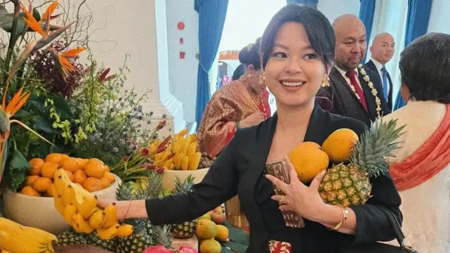 Potret cucu Bung Hatta berkebaya hitam dan batik untuk pemakaman saat upacara di Istana, apa maknanya?