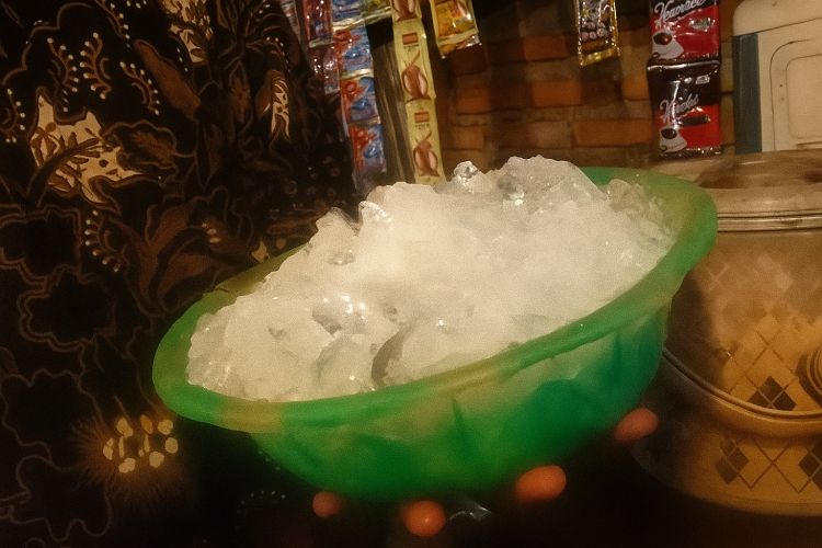 Cara jitu bikin es batu nggak cepat mencair tanpa masuk kulkas, bocoran dari penjual minuman