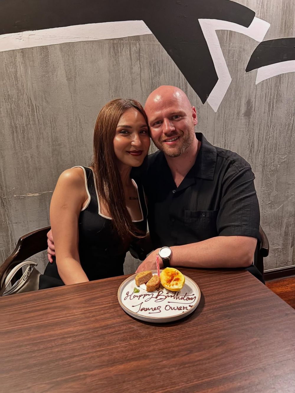 Gaet bule, ini 7 potret Dena Rachman pamer pacar baru saat liburan