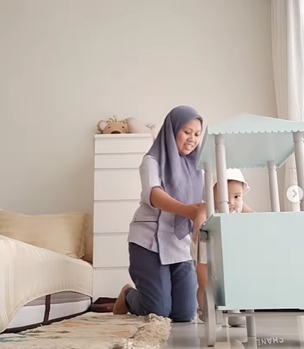 Seperti anak sendiri, begini 9 potret lawas Sus Rini saat momong Rayyanza