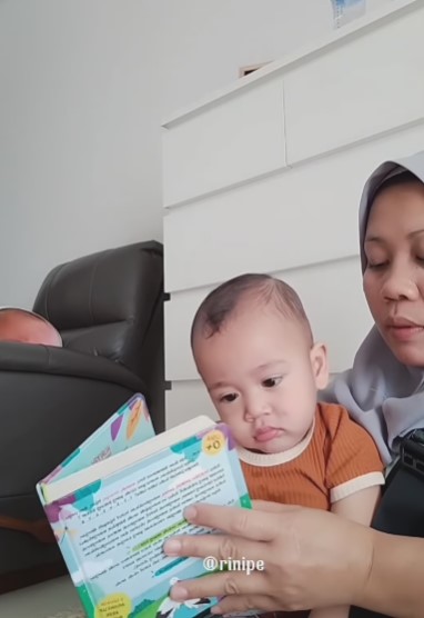 Seperti anak sendiri, begini 9 potret lawas Sus Rini saat momong Rayyanza