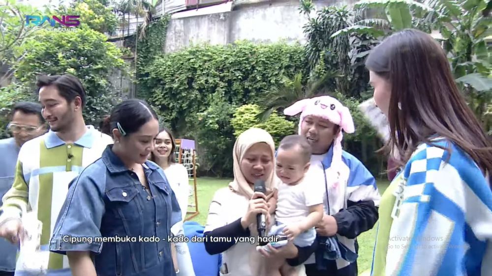 Seperti anak sendiri, begini 9 potret lawas Sus Rini saat momong Rayyanza