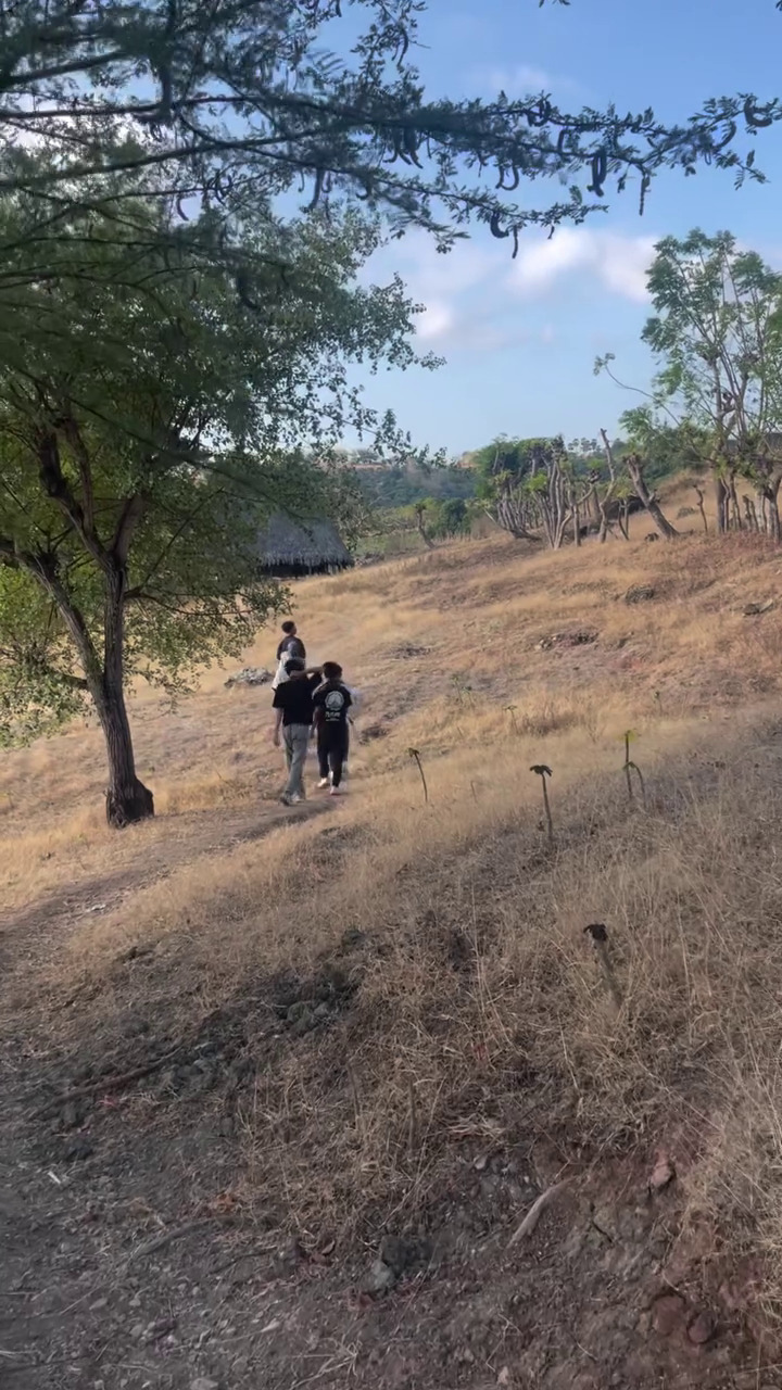 Viral kisah Melfi jadi mahasiswa pertama UI dari Pulau Sawu NTT, 9 potret rumahnya berdinding bambu  