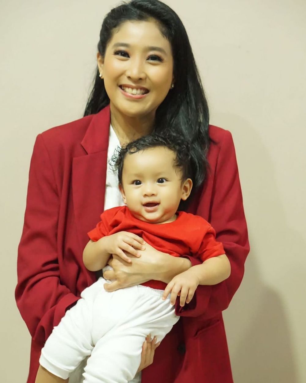 Tak pakai bantuan baby sitter, begini 11 potret Olivia Zalianty momong putranya saat masih kecil