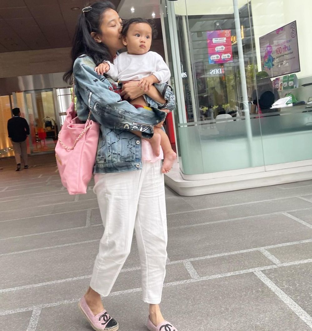 Tak pakai bantuan baby sitter, begini 11 potret Olivia Zalianty momong putranya saat masih kecil