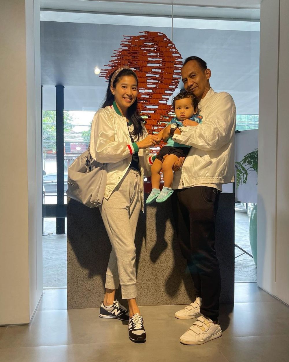 Tak pakai bantuan baby sitter, begini 11 potret Olivia Zalianty momong putranya saat masih kecil