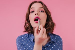 Cara baru pakai lipstik agar bikin warnanya lebih tahan lama seharian, rahasianya di 1 makeup ini