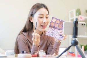 Pengin wajah glowing seharian? Ini 8 tips makeup tahan lama seharian salah satunya pakai highlighter