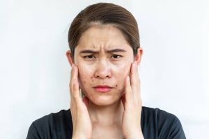 Samarkan pori-pori agar wajah bebas minyak pakai 1 jenis minuman, kini tak ribet touch-up makeup