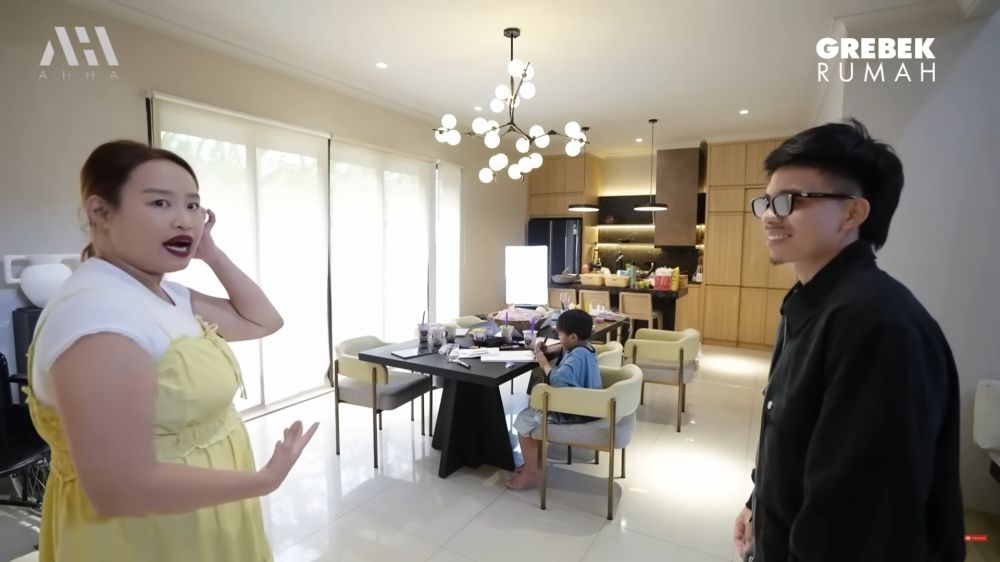 Sewa rumah mewah untuk usaha donat, segini biaya sewa hunian Pinkan Mambo per harinya