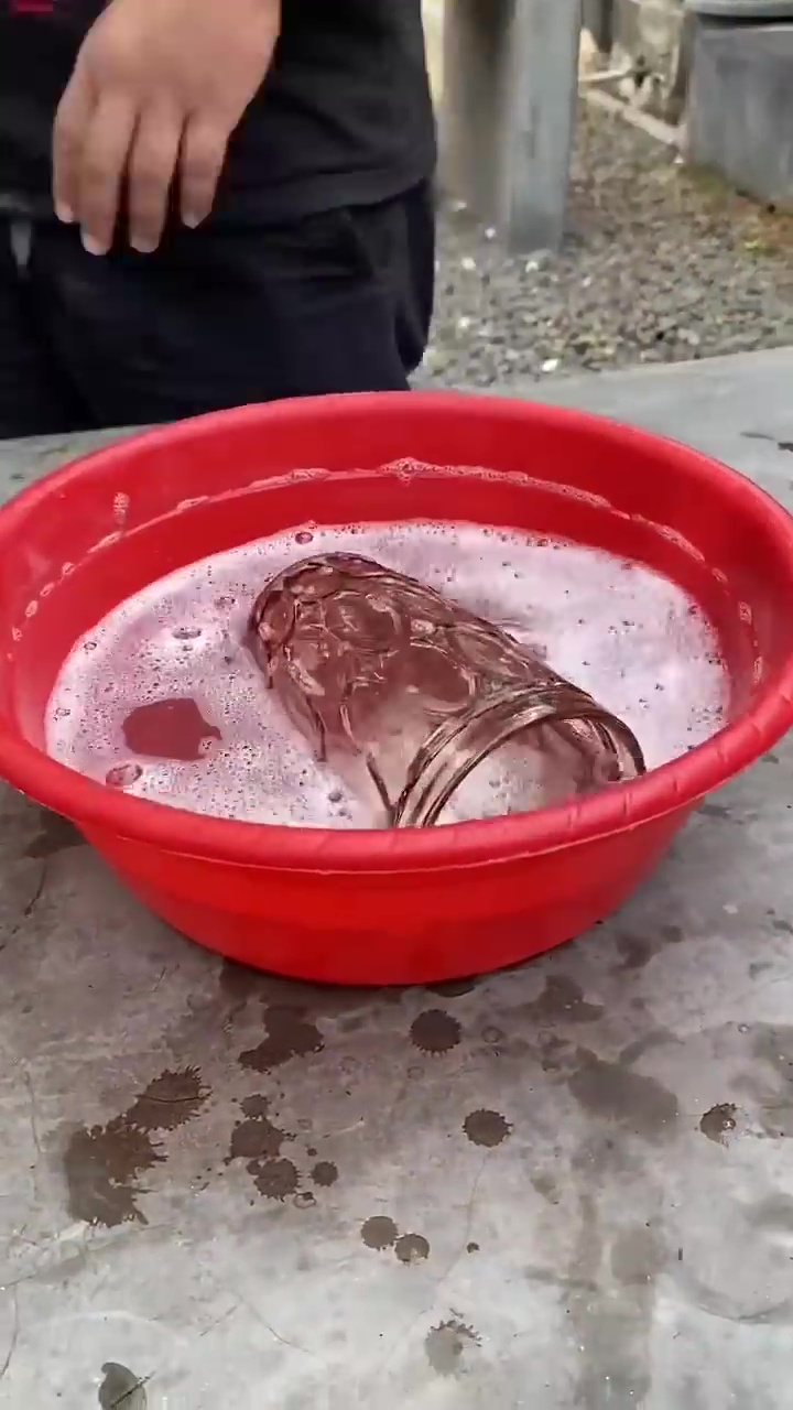 Gelas kaca buram bikin risih? Begini cara mencucinya agar kinclong pakai baking soda dan 1 bahan ini