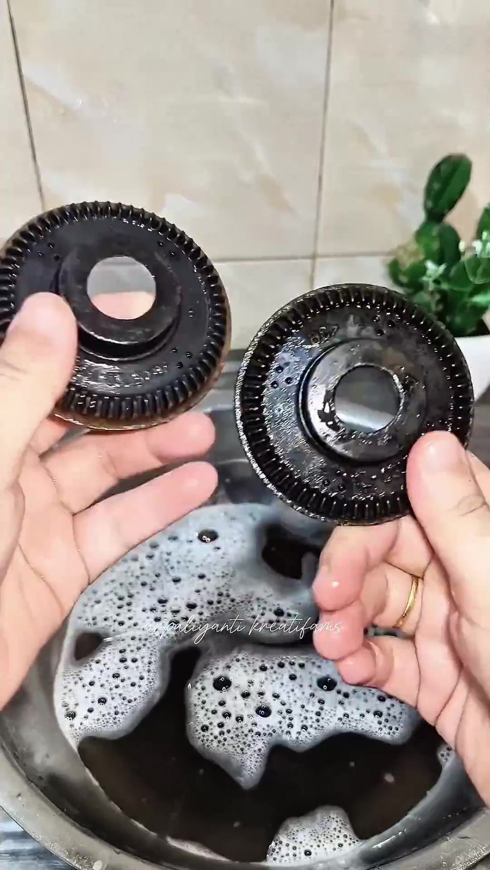 Burner kompor gas berkerak bikin api tak stabil? Jangan dibuang! Gini cara mencucinya biar bersih lagi