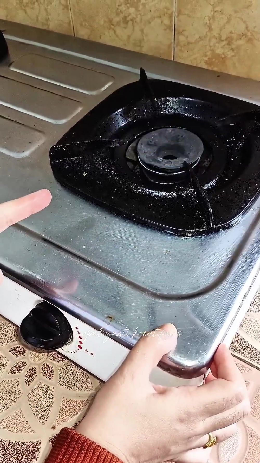 Burner kompor gas berkerak bikin api tak stabil? Jangan dibuang! Gini cara mencucinya biar bersih lagi