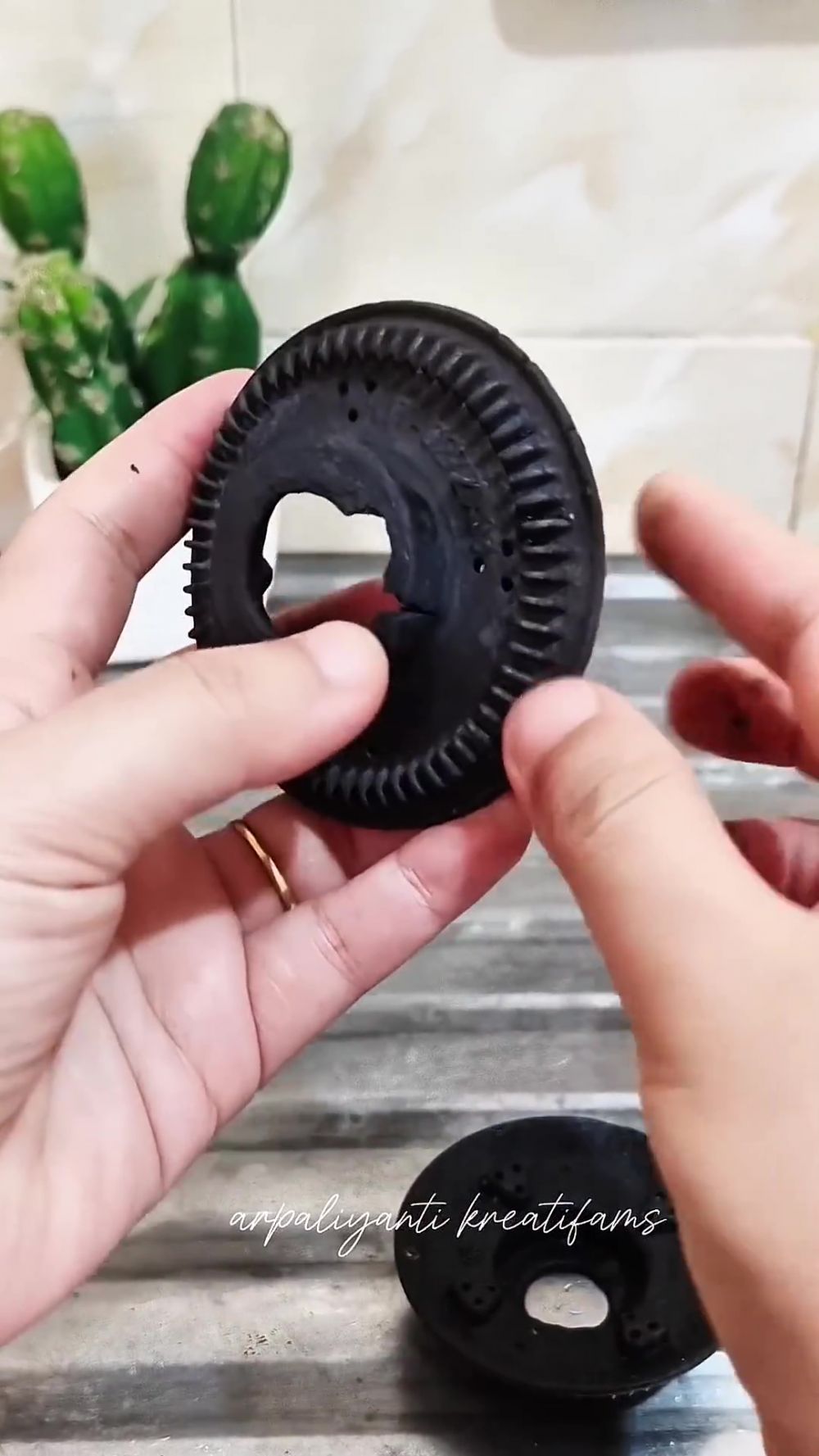 Burner kompor gas berkerak bikin api tak stabil? Jangan dibuang! Gini cara mencucinya biar bersih lagi