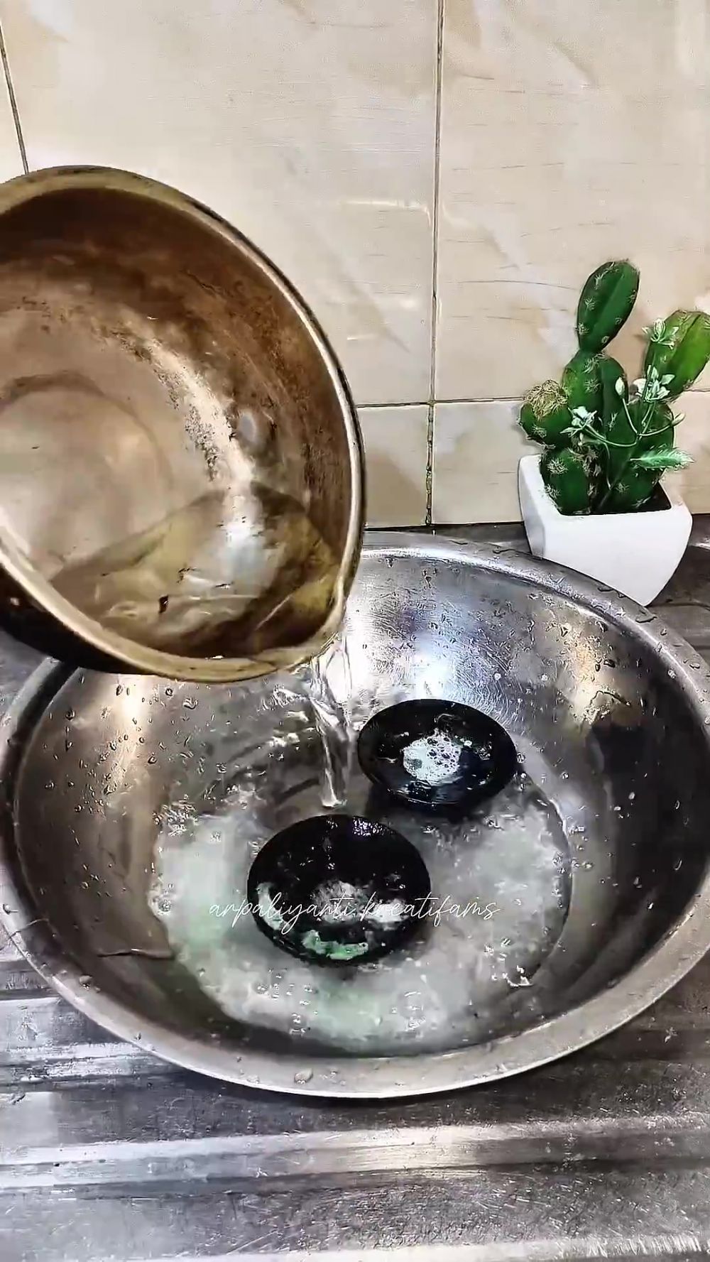 Burner kompor gas berkerak bikin api tak stabil? Jangan dibuang! Gini cara mencucinya biar bersih lagi