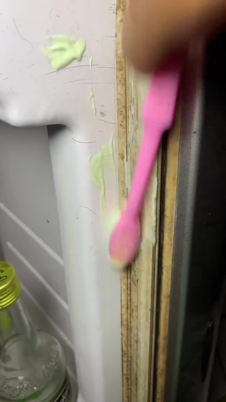 Karet pintu kulkas berjamur sampai tak bisa ditutup? Ini solusi praktisnya biar bersih dan rapat lagi