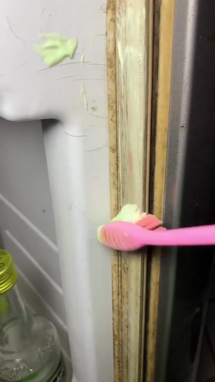 Karet pintu kulkas berjamur sampai tak bisa ditutup? Ini solusi praktisnya biar bersih dan rapat lagi