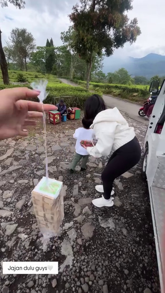 9 Potret Nikita Willy tak gengsi beli rujak bebeg keliling, ekspresi Issa panggil penjual bikin gemas