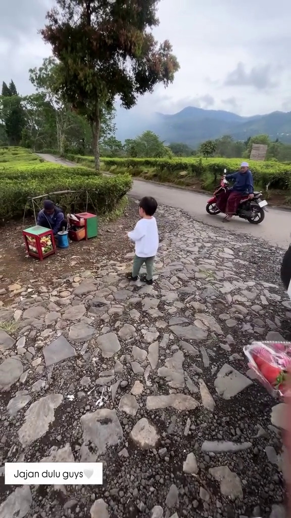 9 Potret Nikita Willy tak gengsi beli rujak bebeg keliling, ekspresi Issa panggil penjual bikin gemas