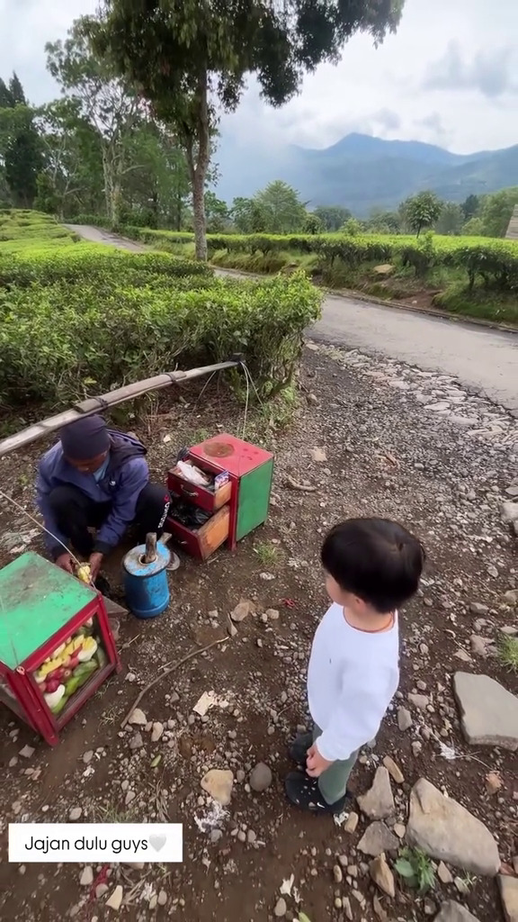 9 Potret Nikita Willy tak gengsi beli rujak bebeg keliling, ekspresi Issa panggil penjual bikin gemas