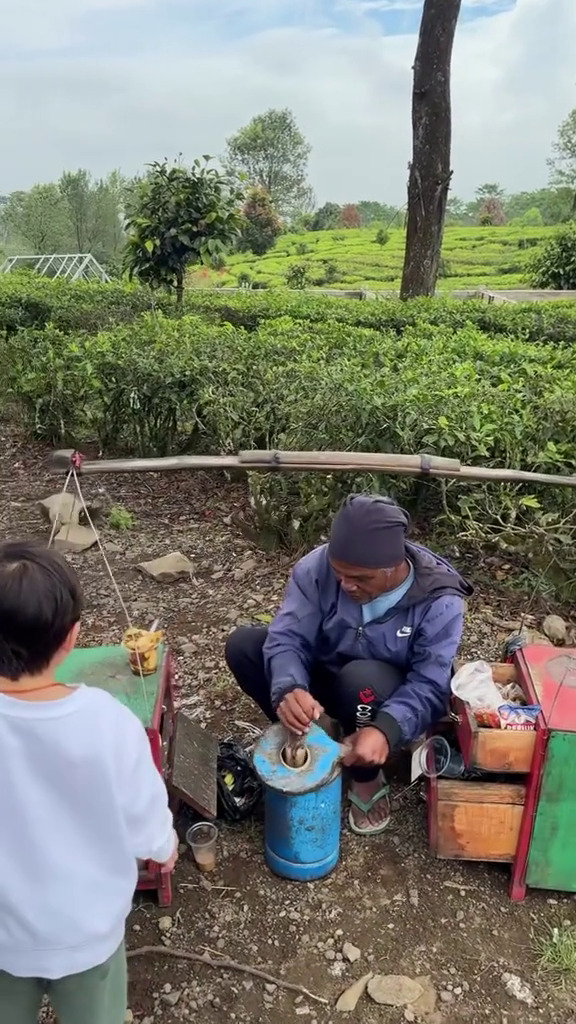 9 Potret Nikita Willy tak gengsi beli rujak bebeg keliling, ekspresi Issa panggil penjual bikin gemas