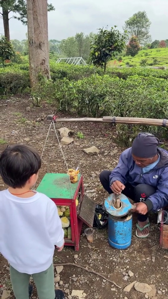 9 Potret Nikita Willy tak gengsi beli rujak bebeg keliling, ekspresi Issa panggil penjual bikin gemas