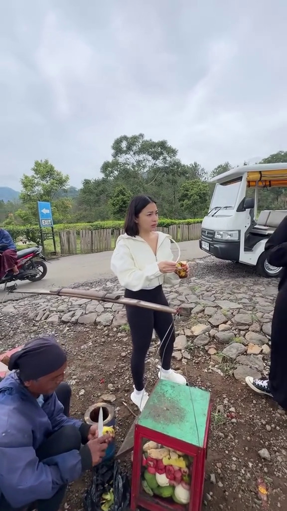 9 Potret Nikita Willy tak gengsi beli rujak bebeg keliling, ekspresi Issa panggil penjual bikin gemas