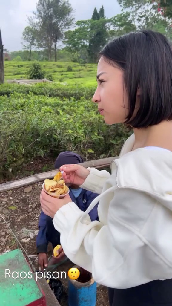 9 Potret Nikita Willy tak gengsi beli rujak bebeg keliling, ekspresi Issa panggil penjual bikin gemas