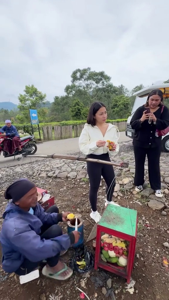 9 Potret Nikita Willy tak gengsi beli rujak bebeg keliling, ekspresi Issa panggil penjual bikin gemas