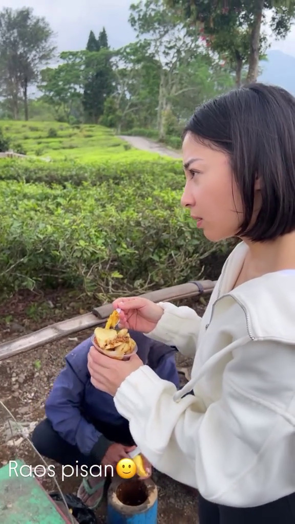 9 Potret Nikita Willy tak gengsi beli rujak bebeg keliling, ekspresi Issa panggil penjual bikin gemas