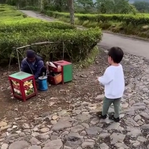 9 Potret Nikita Willy tak gengsi beli rujak bebeg keliling, ekspresi Issa panggil penjual bikin gemas