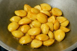 Jengkol goreng tetap empuk meski sudah dingin? Triknya cuma tambah 1 bahan ini