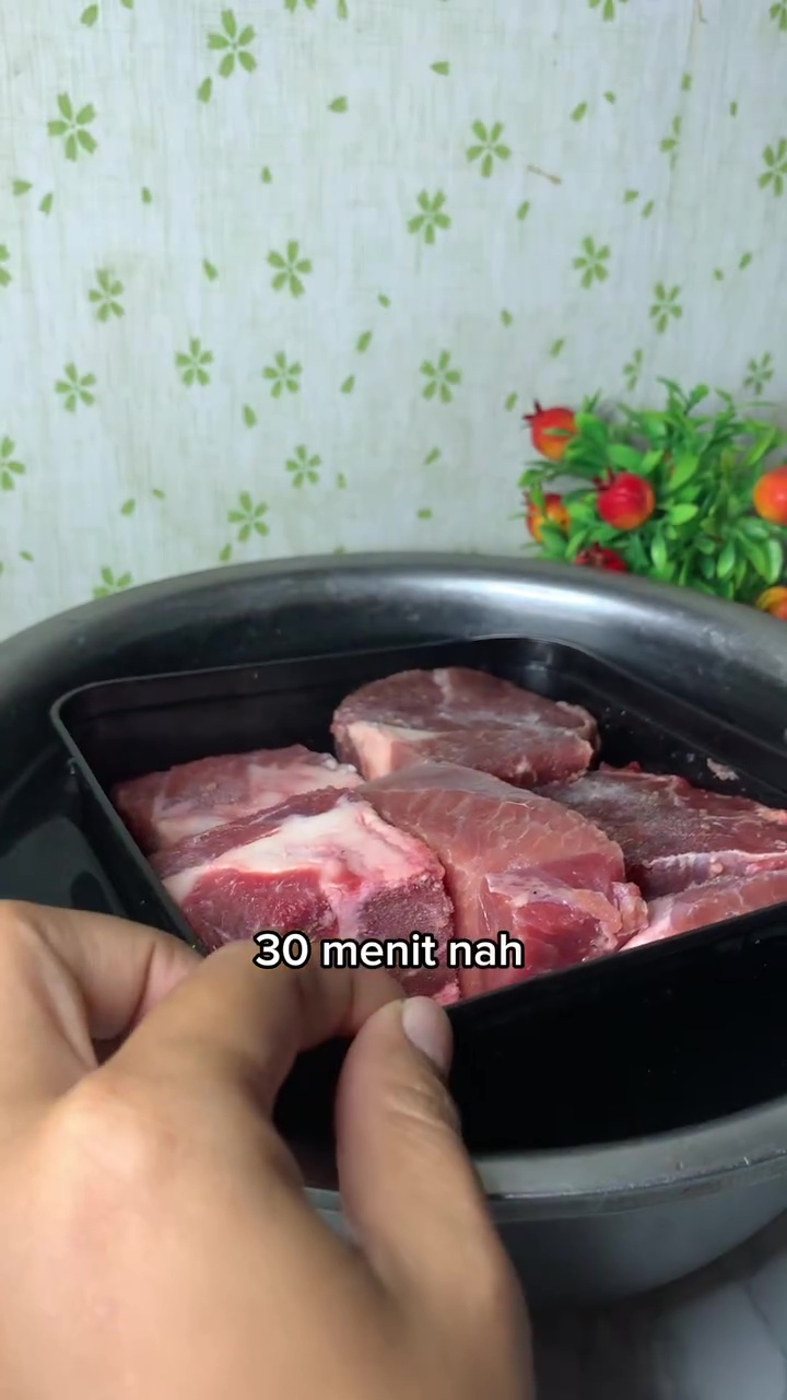 Tanpa menunggu semalaman, ternyata semudah ini mencairkan daging beku cuma dalam 15 menit