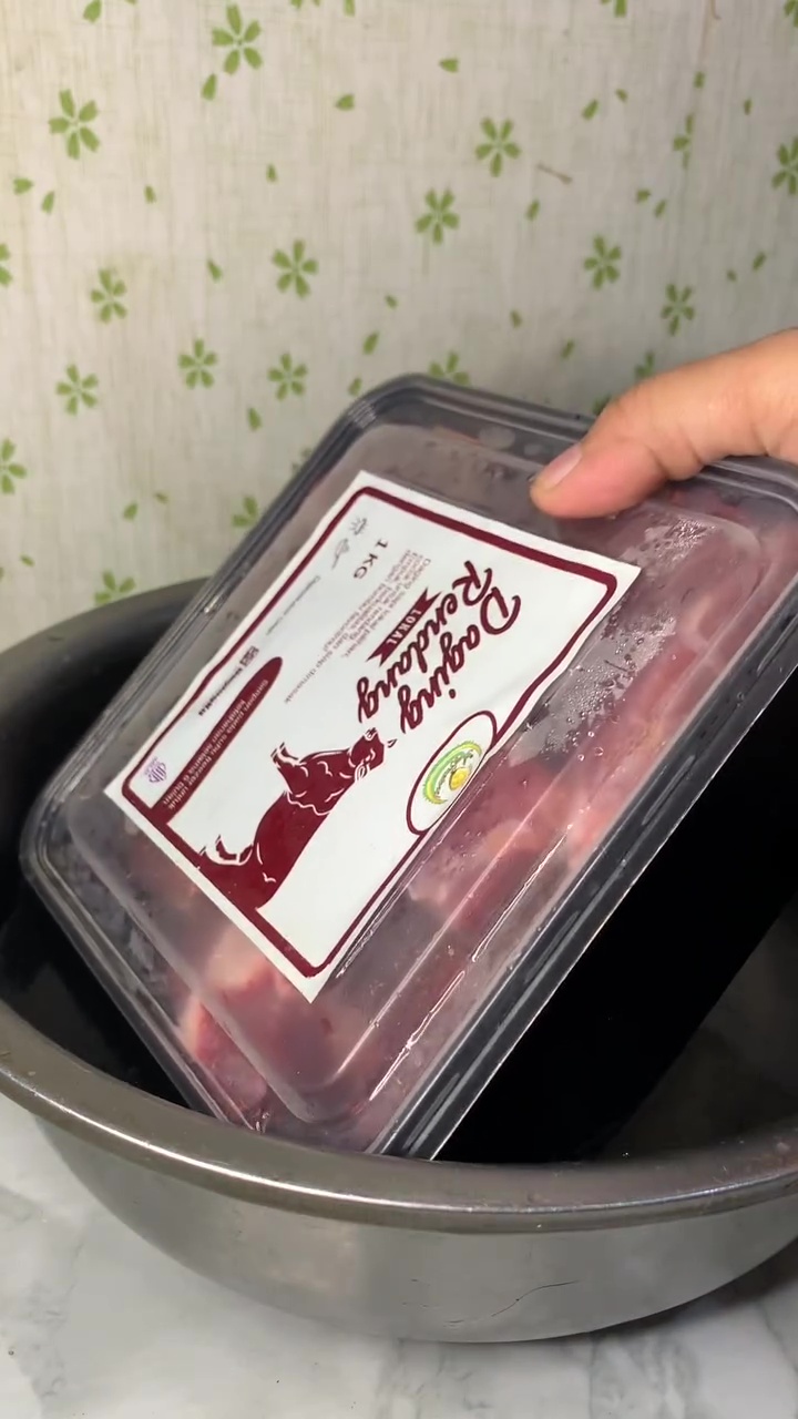 Tanpa menunggu semalaman, ternyata semudah ini mencairkan daging beku cuma dalam 15 menit