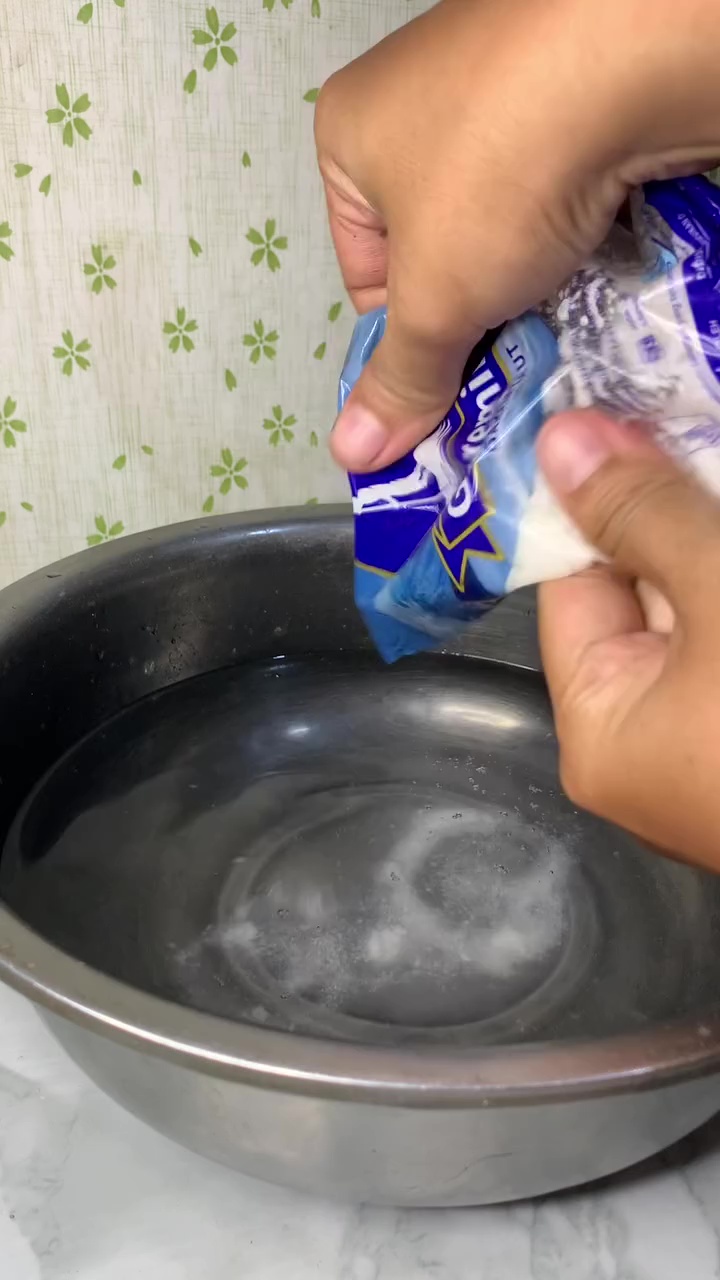 Tanpa menunggu semalaman, ternyata semudah ini mencairkan daging beku cuma dalam 15 menit