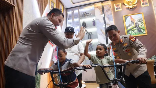 Berkah viral, 2 bocah Gowa yang mengais sisa di upacara HUT RI ini diberi kado sepeda oleh Kapolres
