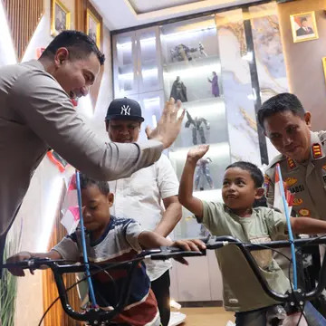 Berkah viral, 2 bocah Gowa yang mengais sisa di upacara HUT RI ini diberi kado sepeda oleh Kapolres