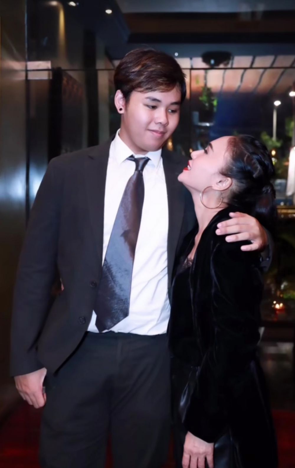 11 Potret Yuni Shara bareng anak bungsu, kompaknya bak bareng pasangan