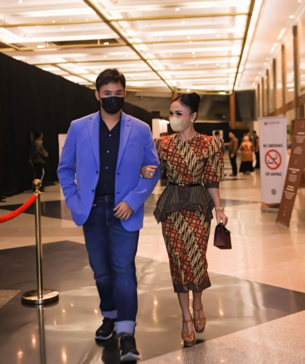 11 Potret Yuni Shara bareng anak bungsu, kompaknya bak bareng pasangan