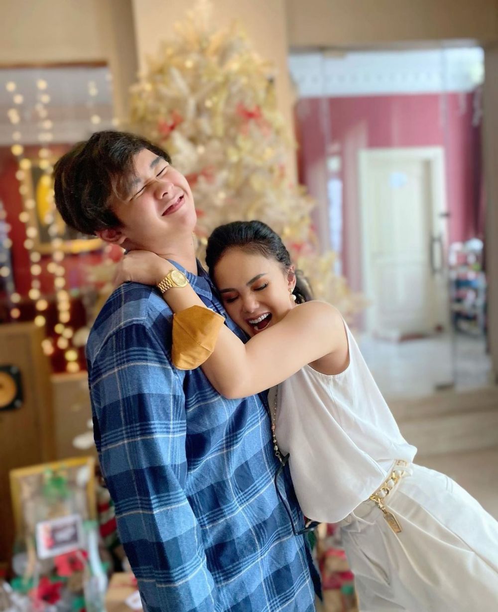 11 Potret Yuni Shara bareng anak bungsu, kompaknya bak bareng pasangan