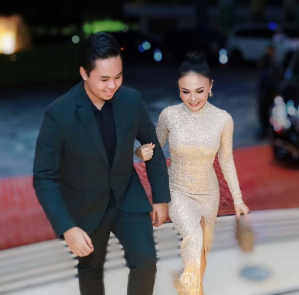 11 Potret Yuni Shara bareng anak bungsu, kompaknya bak bareng pasangan