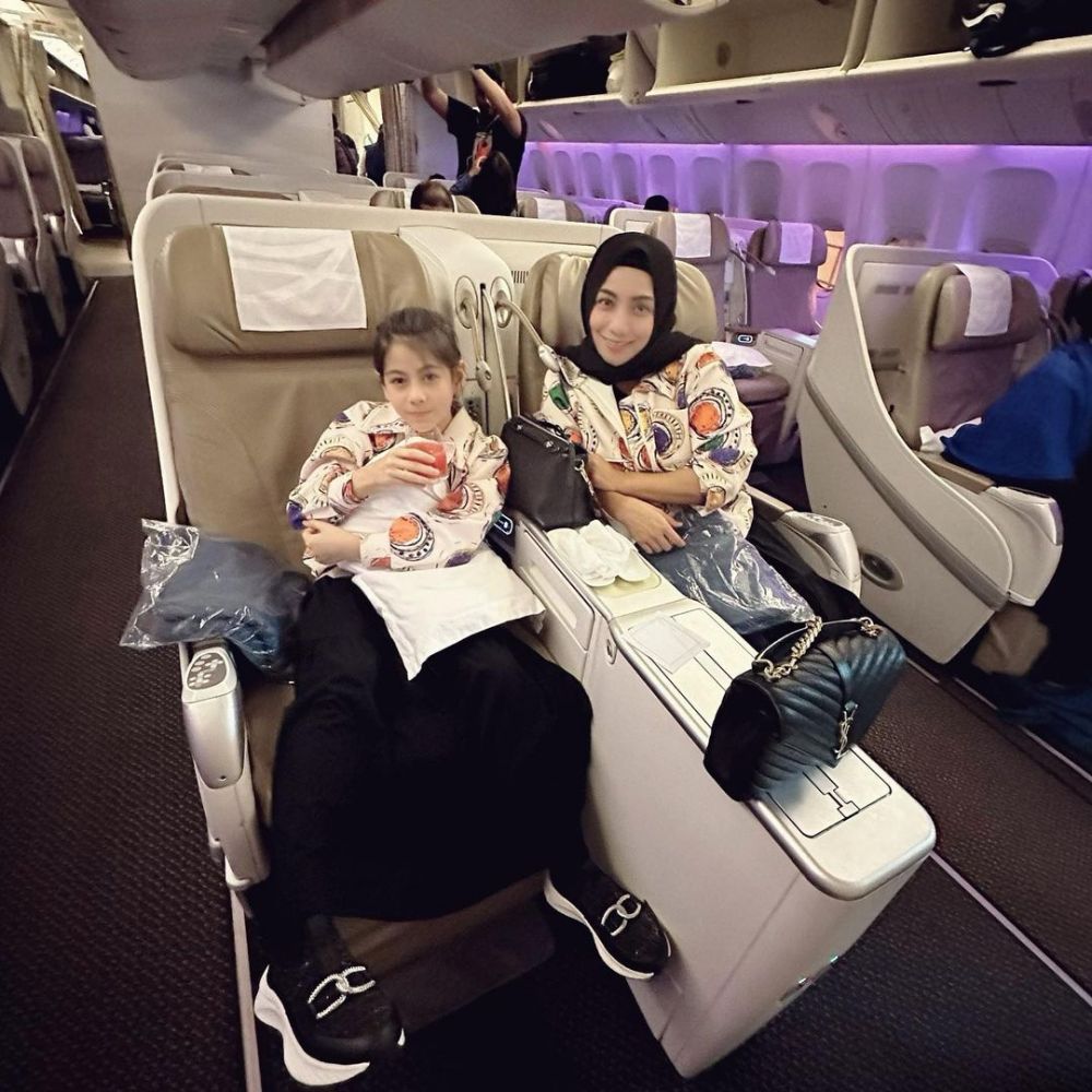 Sering kompakan baju dengan ibunda, ini 11 potret kompak Siti KDI dan putrinya yang beranjak remaja