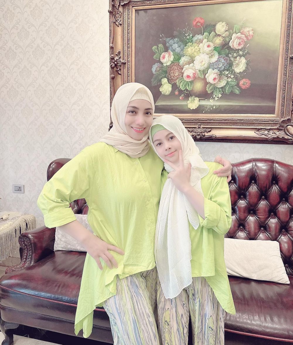 Sering kompakan baju dengan ibunda, ini 11 potret kompak Siti KDI dan putrinya yang beranjak remaja