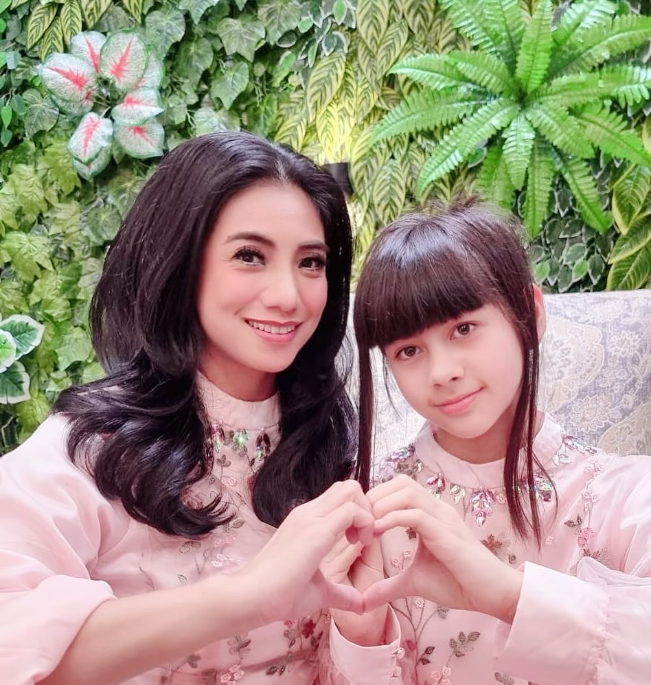 Sering kompakan baju dengan ibunda, ini 11 potret kompak Siti KDI dan putrinya yang beranjak remaja
