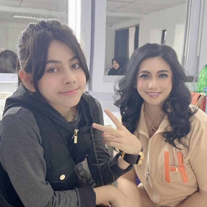 Sering kompakan baju dengan ibunda, ini 11 potret kompak Siti KDI dan putrinya yang beranjak remaja