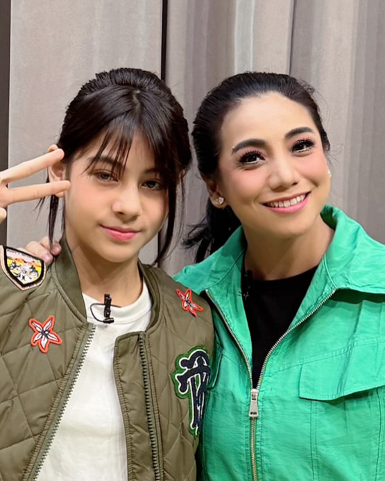 Sering kompakan baju dengan ibunda, ini 11 potret kompak Siti KDI dan putrinya yang beranjak remaja